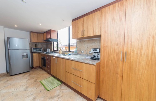 Cuenca Condominio | Condominio de 2 pisos totalmente amueblado con vista a la ciudad metropolitana