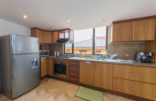 Cuenca Condominio | Condominio de 2 pisos totalmente amueblado con vista a la ciudad metropolitana