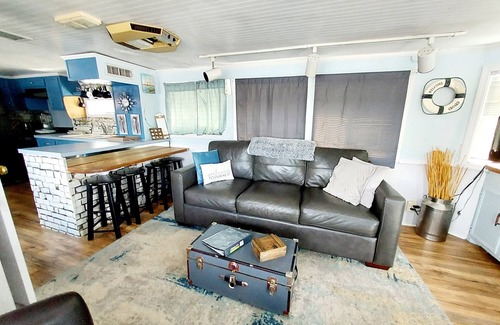 West Monroe Alquiler De Eote | 2 Story Houseboat Seeking a Captain Fishpets Ok