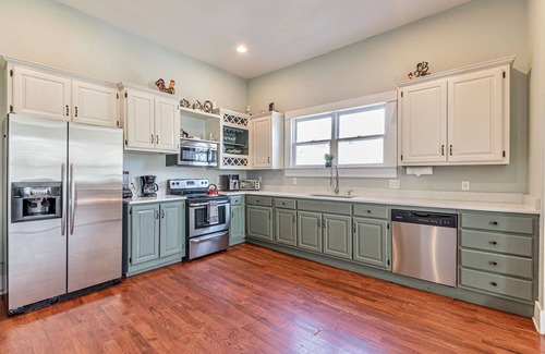 West End Apartamento | 2 Story Large Apartment | 5 min to Downtown
