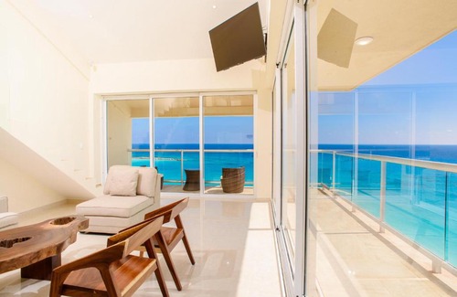 Punta Cancún Apartamento | 2 Story Oceanfront Penthouses on Cancun Beach!