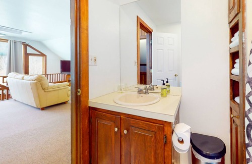 Rochester Apartamento | 2-story riverfront apt with mountain views, firepit, 2 canoes, hammock, & AC