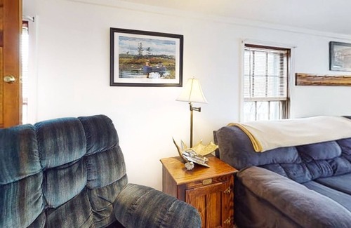 Rochester Apartamento | 2-story riverfront apt with mountain views, firepit, 2 canoes, hammock, & AC