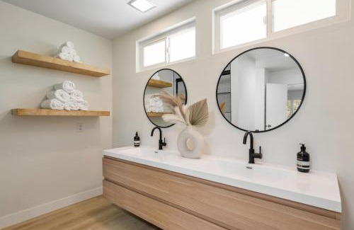 Woodland Hills Casa | 2-Story Sanctuary - Spacious Hot Tub - Billiards