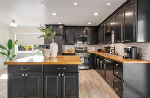 Woodland Hills Casa | 2-Story Sanctuary - Spacious Hot Tub - Billiards