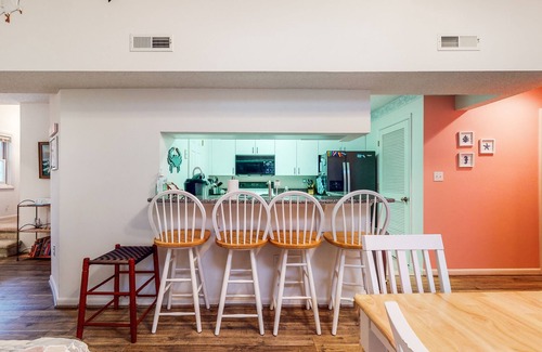 Bethany Beach Condominio | 2-Story Sea Colony Condo w/Bikes, Fireplace, Shared Pools, Gym, Sauna, & Tennis
