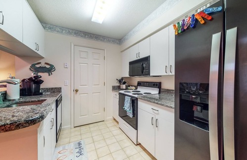 Bethany Beach Condominio | 2-Story Sea Colony Condo w/Bikes, Fireplace, Shared Pools, Gym, Sauna, & Tennis
