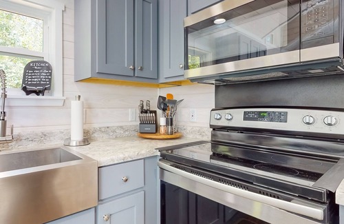 Clarkesville Casa | 2-story snowbird-friendly home with firepit, deck, porch, washer/dryer, & AC