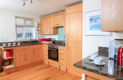 Bigbury-on-Sea Cabaña | 2 THE BAY, family friendly, country holiday cottage in Bigbury