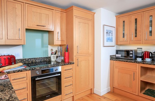 Bigbury-on-Sea Cabaña | 2 THE BAY, family friendly, country holiday cottage in Bigbury