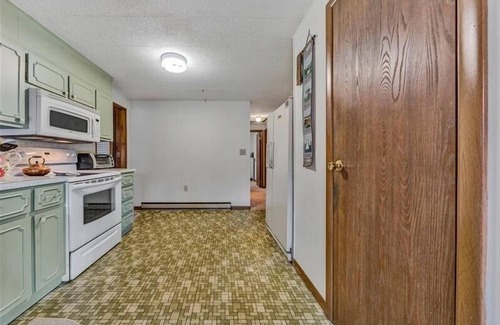 Huddleston Casa | 2 to 3 Night Minimum Year 'Round! Enchanted lakefront home with 1 level living! Come Visit "Cove Co
