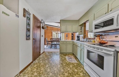 Huddleston Casa | 2 to 3 Night Minimum Year 'Round! Enchanted lakefront home with 1 level living! Come Visit "Cove Co