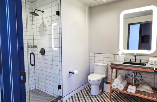 East Nashville Hotel | 2 Trendy Rooms w/ Rooftop Bar and Curated Mini-Bars Near Nissan Stadium – 1 Mi.
