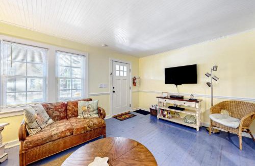 Bradenton Beach Casa | 2 -Unit Beach to Bay Cottage.Not Grandma's Place