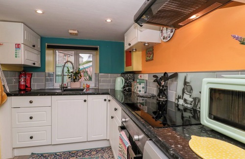 Kewstoke Cabaña | 2 VICTORIA COTTAGES, romantic, country holiday cottage in Kewstoke