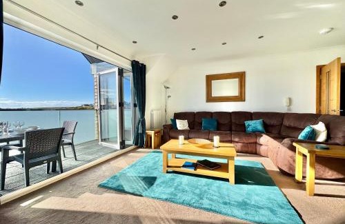 Trearddur Bay Apartamento | 2 Y Bae -Top Floor-2 Bed - Lift and Pet friendly