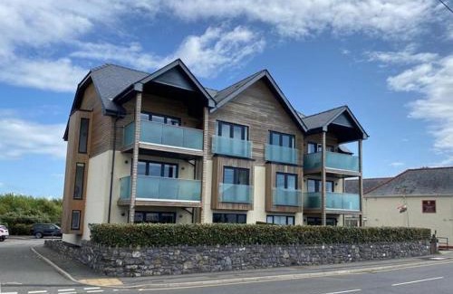 Trearddur Bay Apartamento | 2 Y Bae -Top Floor-2 Bed - Lift and Pet friendly
