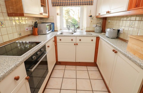 Castlemorris Casa | 2 YR HEN FELIN, pet friendly, country holiday cottage in Letterston