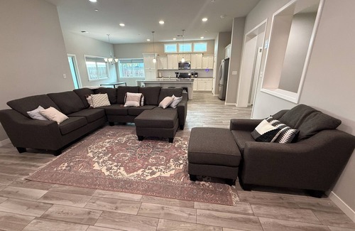 Pumpkin Center Casa | 20 Beds Pool Spacious 5BR Home for Big Groups, Teams, or Crews