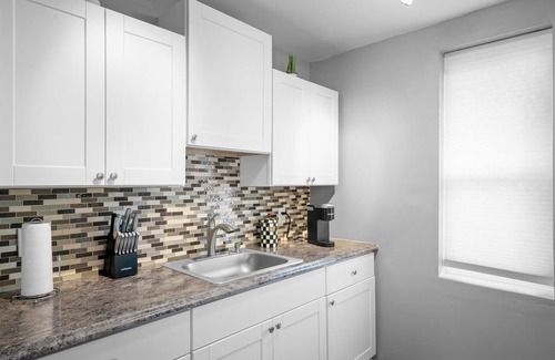 Roosevelt Condominio | 20 Chelsea Place 1 Bedroom Condo by RedAwning