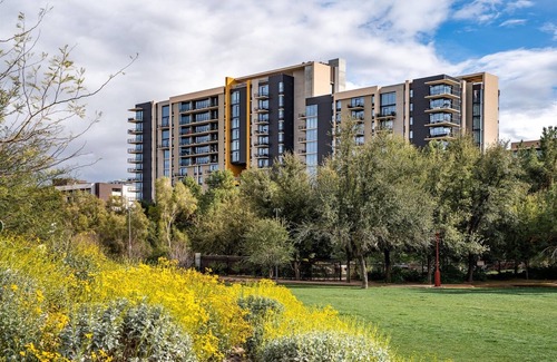 Roosevelt Condominio | 20 Chelsea Place 1 Bedroom Condo by RedAwning