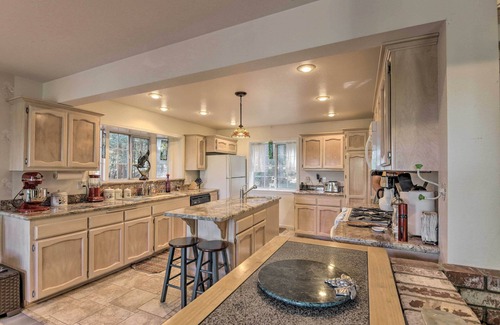 Shingletown Cabaña | Classic Shingletown Getaway w/ Private Deck!