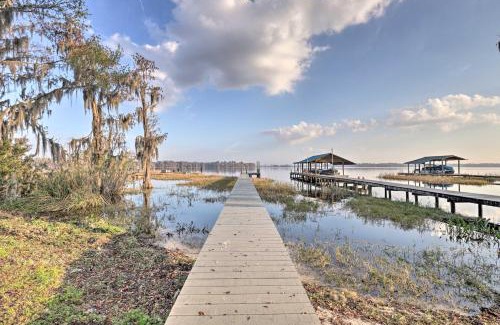 Earleton Casa | 20 Mi to UF Campus Santa Fe Lake Escape with Dock!