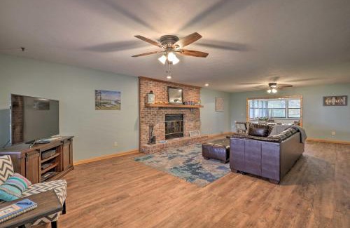 Earleton Casa | 20 Mi to UF Campus Santa Fe Lake Escape with Dock!