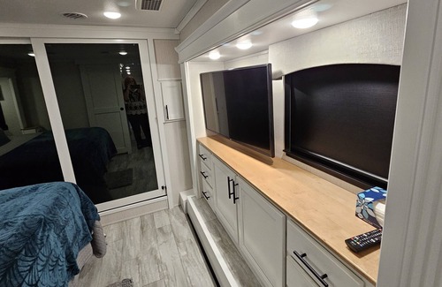 Southland Oaks Casa | 20 Min to Downtown Austin and COTA. New RV w/outdoor amenities seperate pricing