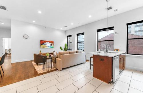 Central Business District Apartamento | 20 MIN to Manhattan! 2BR Luxurious Comfy & Spotless