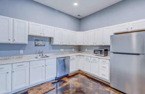 Goodlettsville Casa | 20 min to Nashville! 3000 sq ft. Peaceful setting! Beautiful views! Sleeps 16!