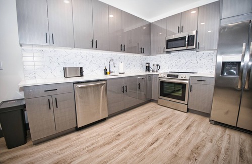 West New York Apartamento | 20 Min to NYC-Beautiful and Spacious Apartment w/ King Bed and Private Parking
