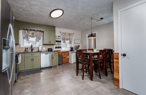 Gordonville Casa | 20 min to Sight& Sound*game room*patio*hot tub