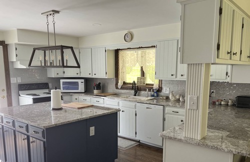 Tyrone Otro | 20 min to State College! 1860’s country home. Spacious/quiet/walking tr