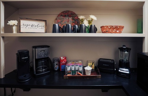 Austin Casa | 20 mins to downtown/Cowboy Pool /Hot Tub/Patio/Sleeps 12