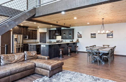 Summit Park Casa | 20 Minutes from the Mountain! Family Paradise, Sleeps 14, High-End Interiors