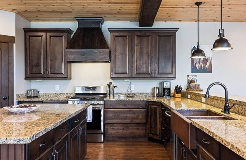 Summit Park Casa | 20 Minutes from the Mountain! Family Paradise, Sleeps 14, High-End Interiors