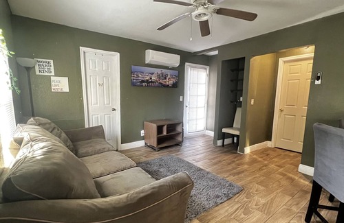 Winter Garden Casa | 20 minutes to the theme park! Family-sized 2/1 with backyard sleeps 7