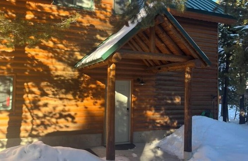 Island Park Cabina | 20 Minutes to West Yellowstone. A 2 block walk to the Henry Fork.
