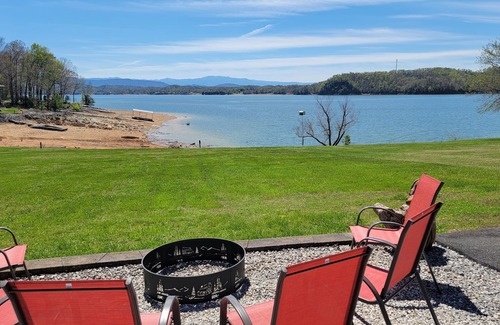 Dandridge Cabina | Limited Time 20% Off Book by 6/30 Peaceful Lakefront Mountain View Cabin
