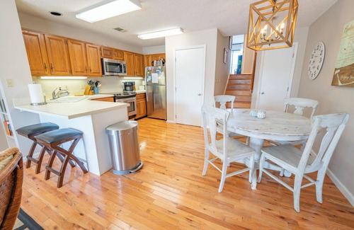 East End Casa | 30% OFF Summer! 1BR/1BA Dog-Friendly Townhome, Near State Park