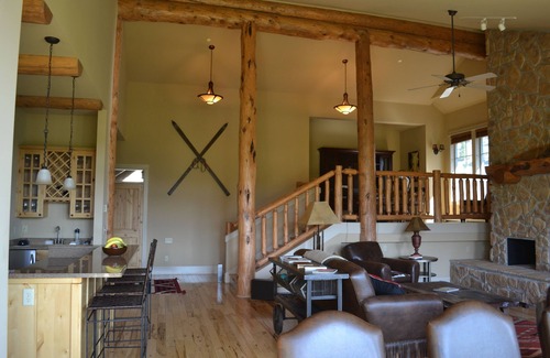 Big Sky Meadow Village Casa | 20% de descuento; Casa de lujo w / montaña / creek vistas; Sauna / sala de vapor; Alto nivel / pacífico