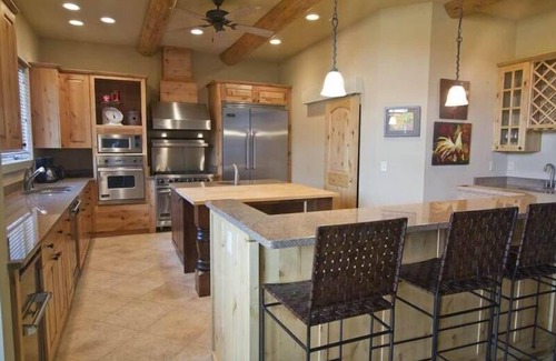 Big Sky Meadow Village Casa | 20% de descuento; Casa de lujo w / montaña / creek vistas; Sauna / sala de vapor; Alto nivel / pacífico