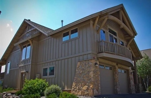 Big Sky Meadow Village Casa | 20% de descuento; Casa de lujo w / montaña / creek vistas; Sauna / sala de vapor; Alto nivel / pacífico
