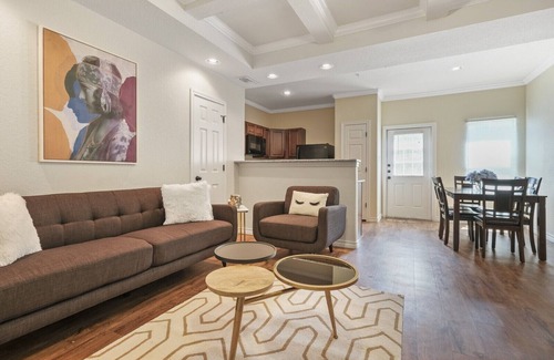 Selma Casa | 20% OFF Updated 3BR 2.5BTH Townhome - Pet-friendly - Fast WiFi-Driveaway Parking