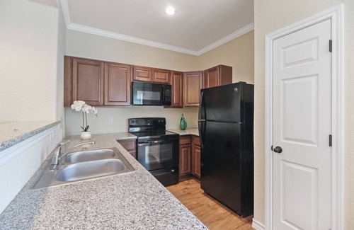 Selma Casa | 20% OFF Updated 3BR 2.5BTH Townhome - Pet-friendly - Fast WiFi-Driveaway Parking