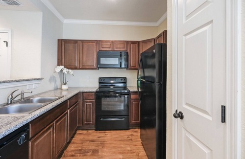Selma Casa | 20% OFF Updated 3BR 2.5BTH Townhome - Pet-friendly - Fast WiFi-Driveaway Parking
