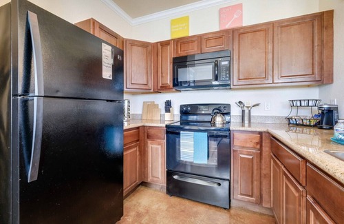 Selma Casa | 20% OFF Updated 3BR 2.5BTH Townhome - Pet-friendly - Fast WiFi-Driveaway Parking