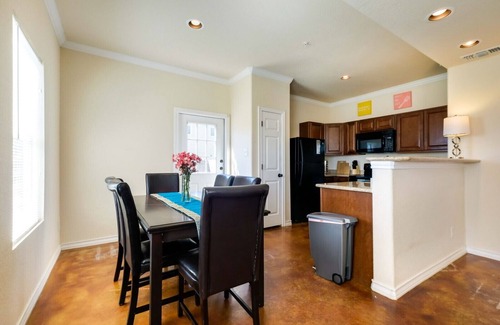 Selma Casa | 20% OFF Updated 3BR 2.5BTH Townhome - Pet-friendly - Fast WiFi-Driveaway Parking