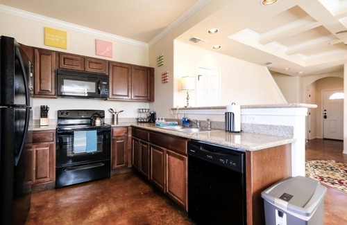 Selma Casa | 20% OFF Updated 3BR 2.5BTH Townhome - Pet-friendly - Fast WiFi-Driveaway Parking